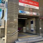 1.1. 4番出口を出て、すぐ右手の信号（東南東方向）を渡ります