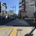 2. 信号を渡った後、そのまま道なりに直進します。