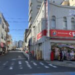 ３．右手に薬の福太郎がある角を右折します。